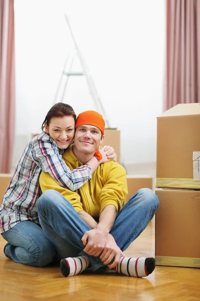Portrait of moving young couple among boxes — Stock Photo, Image