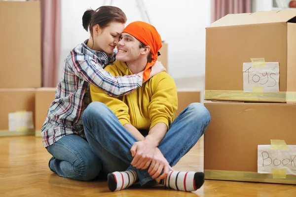 Porträtt av unga älskande par flyttar — Stockfoto