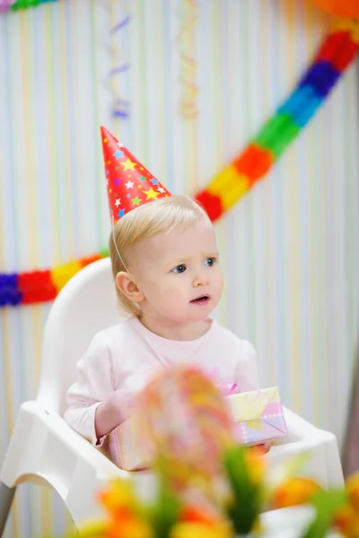 Festeggiare il compleanno del bambino guardando in angolo — Foto Stock