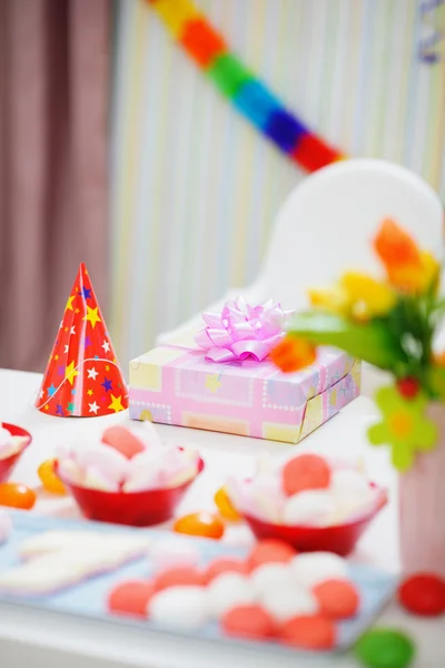 Primer plano en la mesa listo para la celebración del cumpleaños —  Fotos de Stock