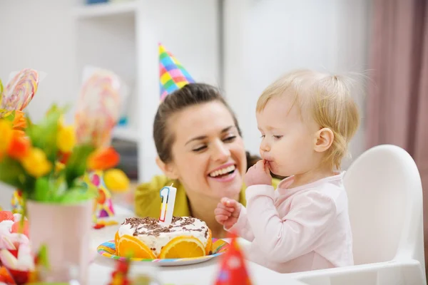 Madre pasar tiempo divertido con el bebé en la fiesta de cumpleaños — Foto de Stock