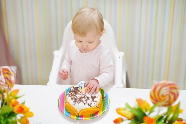 宝宝吃生日蛋糕 — 图库照片
