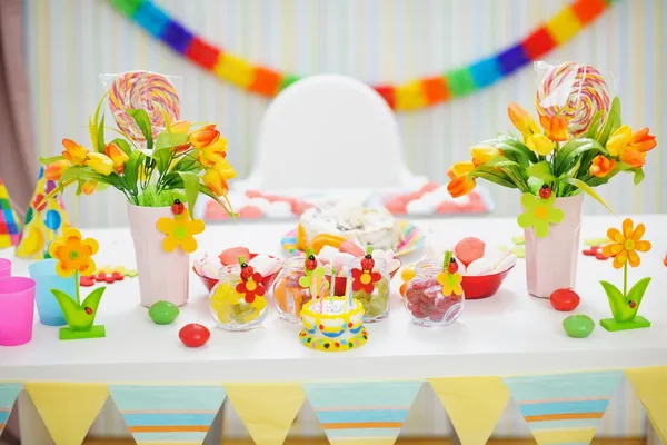 Zbliżenie na stole zdobione dla partii celebracja dzieci — Zdjęcie stockowe