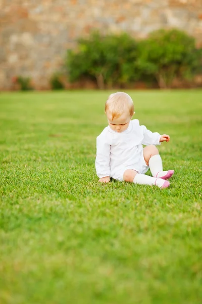 Çimlerde oturan bebek — Stok fotoğraf