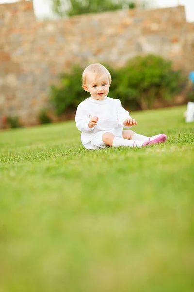 Mutlu bebek çimde oturma — Stok fotoğraf