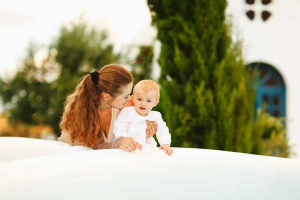 Mutter spielt mit Baby im Freien — Stockfoto