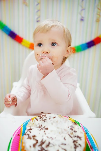 吃掉斑点的孩子吃生日蛋糕 — 图库照片