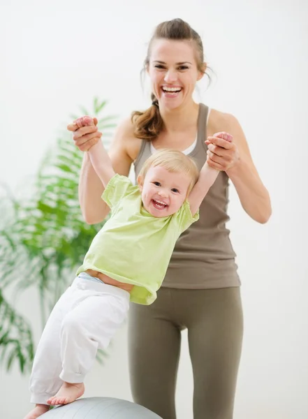 Matka a dítě baví v tělocvičně — Stock fotografie