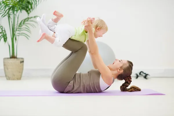 Mãe saudável e bebê fazendo ginástica — Fotografia de Stock