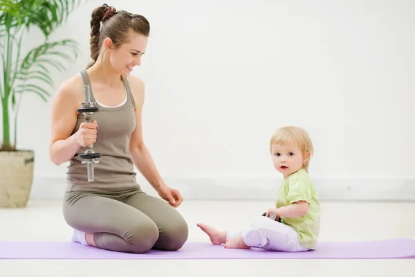 Mãe saudável e bebê gastando tempo fazendo fitness — Fotografia de Stock