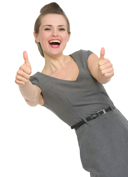 Szczęśliwa kobieta przedstawienie kciuki w górze na białym tle — Zdjęcie stockowe