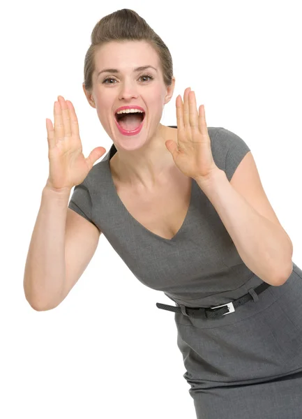 Donna felice urlando attraverso le mani a forma di megafono isolato — Foto Stock