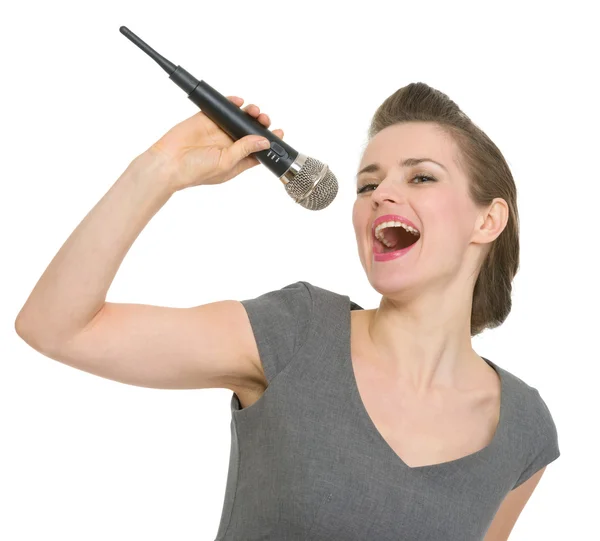 Mulher alegre cantando em microfone isolado — Fotografia de Stock