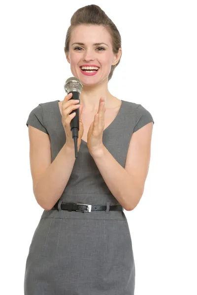 Mujer reportera con micrófono aplaudiendo aislado — Foto de Stock