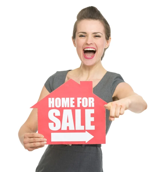 Lächelnder Makler zeigt Hausschild zum Verkauf und zeigt auf Sie — Stockfoto