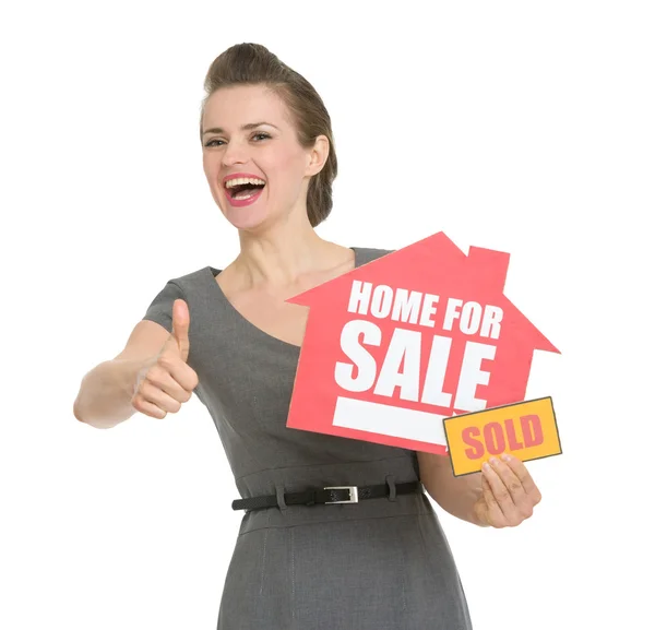 Gelukkig makelaar met huis voor verkoop verkocht teken tonen duimen omhoog geïsoleerde — Stockfoto