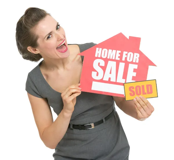 Gelukkig onroerend goed eigenaar met huis voor verkoop verkocht teken — Stockfoto