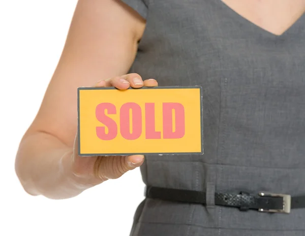 Nahaufnahme auf verkauftem Schild in weiblicher Hand isoliert — Stockfoto