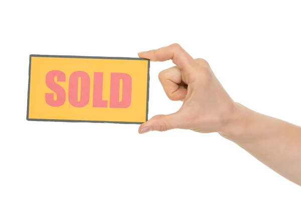 Ruka drží prodal znamení izolované — Stock fotografie