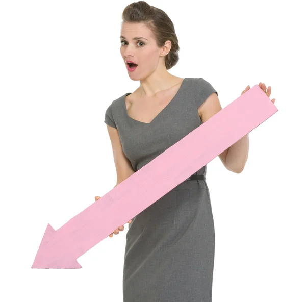 Surprised business woman with big arrow pointing down isolated — Stock Photo, Image