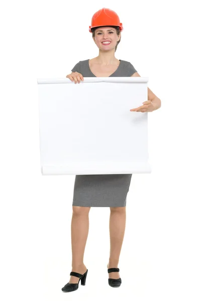 Felice donna architetto che punta sul flip chart vuoto isolato — Foto Stock