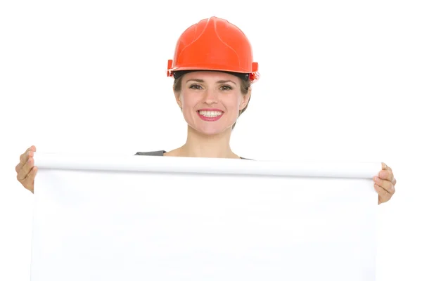 Retrato de mulher arquiteta sorridente com flipchart em branco isolado — Fotografia de Stock