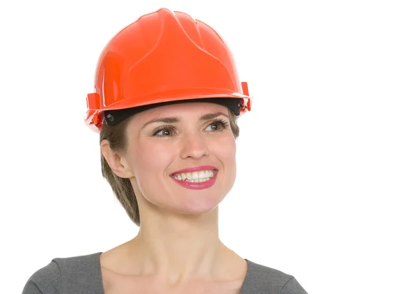 Retrato de la arquitecta soñadora en casco aislado — Foto de Stock