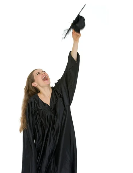 Glückliche Abschlussschülerin wirft Mütze auf — Stockfoto