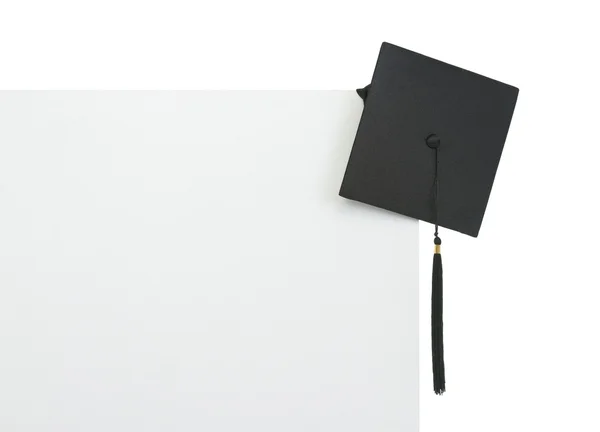 Graduiertenmütze auf leerer Plakatwand — Stockfoto
