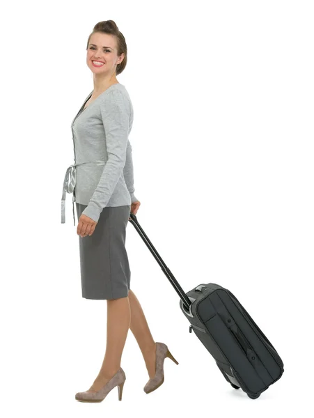 Ευτυχισμένη γυναίκα ταξιδεύουν με την βαλίτσα με τα πόδια προς τα πλάγια — Φωτογραφία Αρχείου