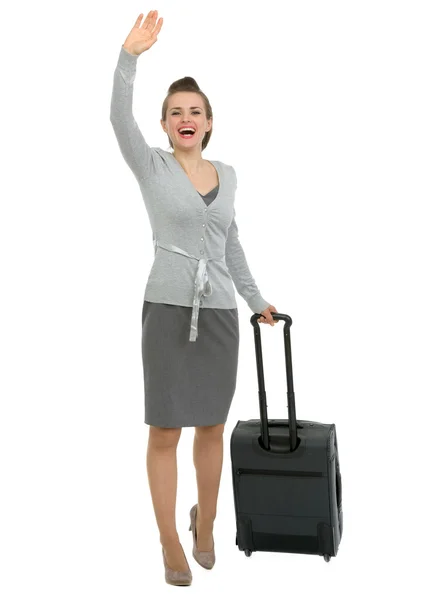 Aufgeregt reisende Frau mit winkendem Koffer — Stockfoto