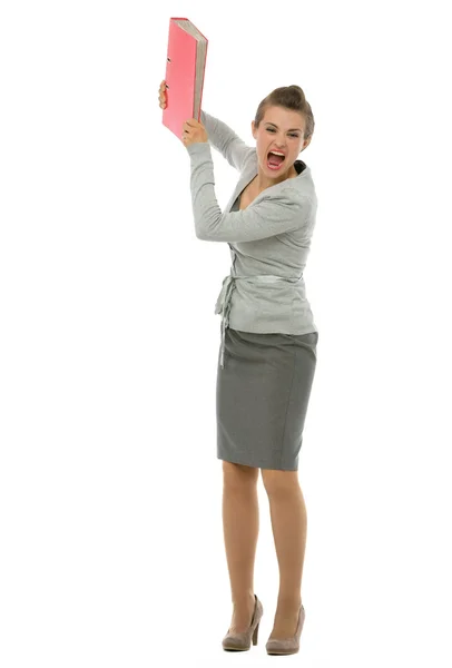 Ritratto a figura intera di donna d'affari arrabbiata lanciando cartella in rabbia — Foto Stock