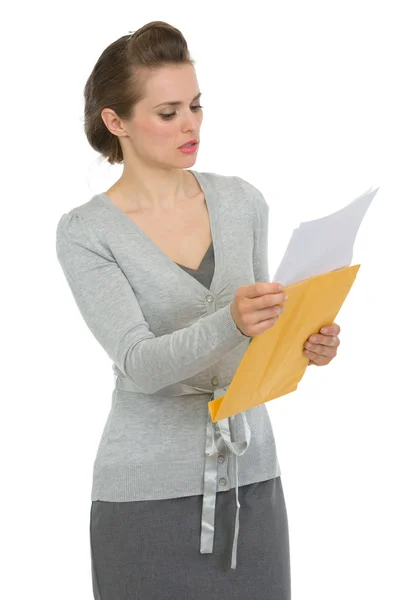 Concerned woman reading letter — Stock Photo, Image