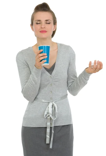 Mujer de negocios feliz disfrutando de olor a café — Foto de Stock