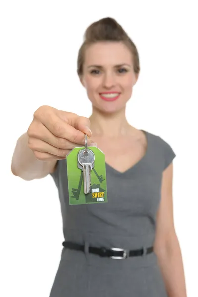 Focus op sleutels in hand van gelukkig vrouw makelaar geïsoleerd — Stockfoto