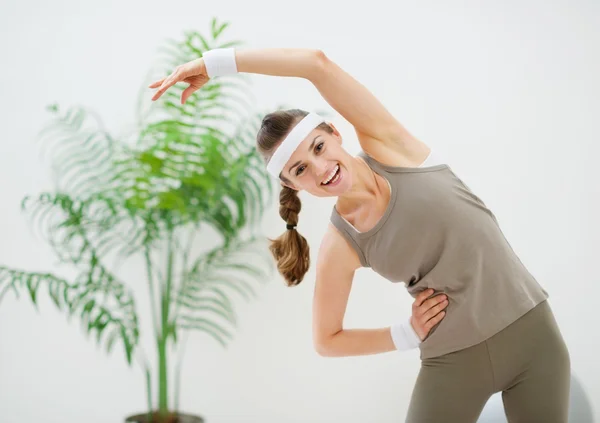 Ευτυχισμένη λεπτή γυναίκα, κάνοντας ασκήσεις stretching — Φωτογραφία Αρχείου