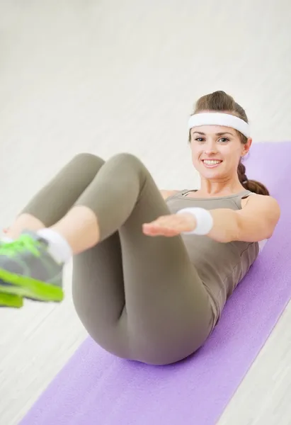 Mujer fitness feliz haciendo ejercicios de gimnasia —  Fotos de Stock