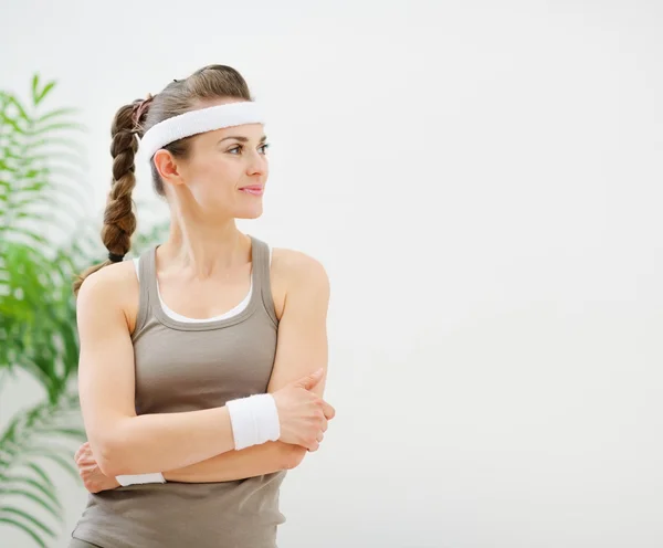 Fitness-Frau in Sportbekleidung schaut auf Kopierfläche — Stockfoto