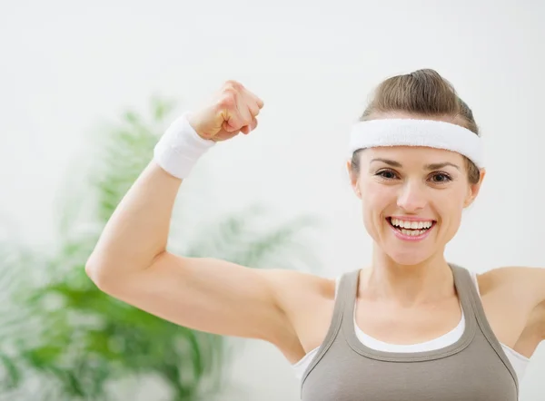 Menina desportiva feliz mostrando bíceps — Fotografia de Stock