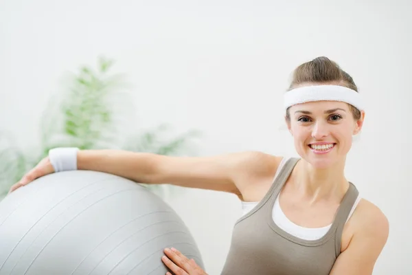Gülümseyen kadın fitness topu tutan — Stok fotoğraf