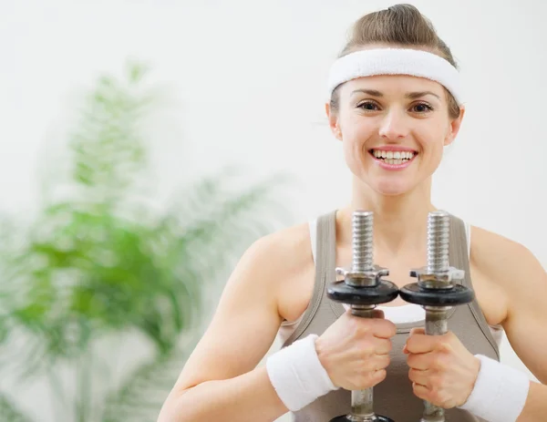 Portrét ženy šťastné fitness drží činky — Stock fotografie