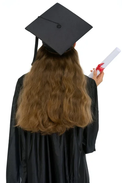 Graduação estudante do sexo feminino com diploma de pé para trás — Fotografia de Stock