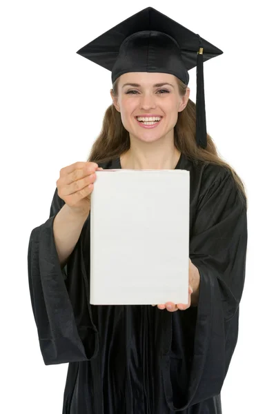Graduação menina estudante mostrando livro — Fotografia de Stock