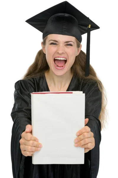 Emocionado estudiante graduación chica mostrando libro — Foto de Stock