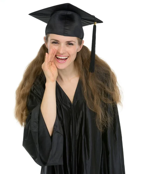 Sonriente graduación estudiante chica susurrando buenas noticias — Foto de Stock