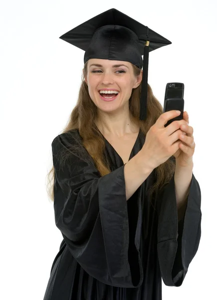 Gelukkig afstuderen meisje zelf foto maken via de telefoon — Stockfoto