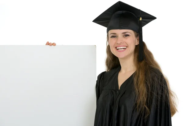 Gelukkig afstuderen vrouwelijke student bedrijf leeg reclamebord — Stockfoto