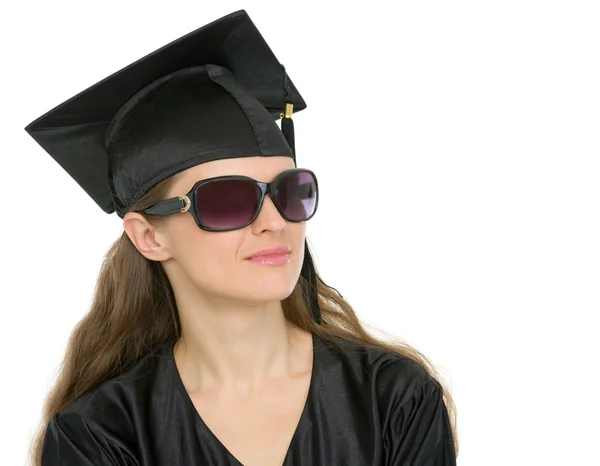 在复制空间上看的太阳镜的毕业学生女人的肖像 — 图库照片