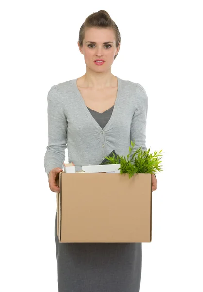 Γυναίκα υπάλληλος που κρατά το κουτί με τα προσωπικά αντικείμενα — Φωτογραφία Αρχείου