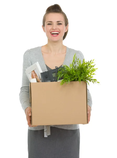Счастливая женщина работница держит коробку с личными вещами — стоковое фото